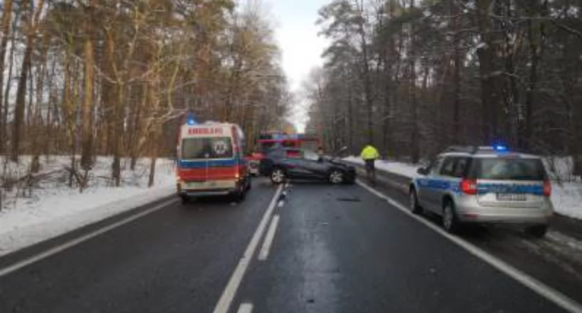 Wypadek w Grabinie. Kierowca zasnął i uderzył w ciężarówkę