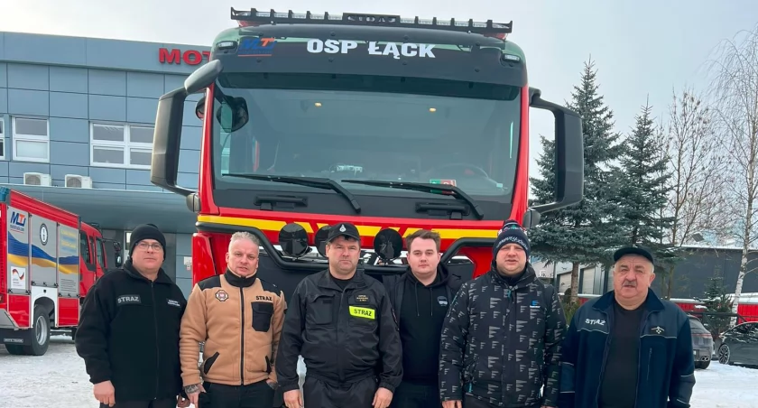 Były fajerwerki i „chrzest” szampanem. OSP Łąck z nowym wozem
