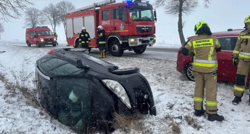 Powiat płocki. Bardzo trudne warunki na drogach. Kierowcy: jazda to jakiś koszmar!
