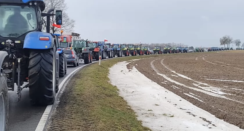 Trwa protest rolników w powiecie płockim. Potężne utrudnienia na DK 62 