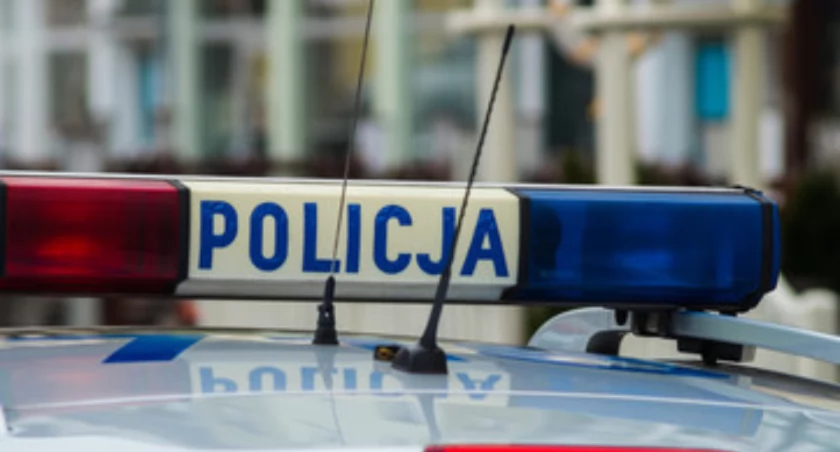 Na rondzie „dzwon” 63-latek potrącony na zielonym świetle. Mężczyzna trafił do szpitala