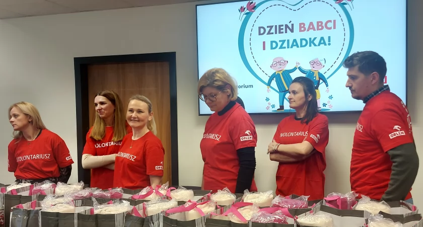 Wolontariusze ORLEN Laboratorium przygotowali mnóstwo prezentów. To dla seniorów na wyjątkową okazję 