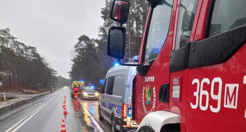 Zakrwawiony mężczyzna leżał na poboczu drogi. Mimo reanimacji zmarł. Policja poszukuje świadków zdarzenia
