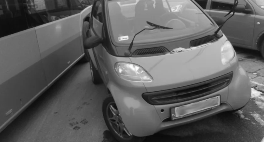 Przy Orlenie auta tarasują dojazd autobusom. Czy laweta rozwiąże problem? 
