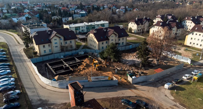 Płock. Powstają dwa ostatnie bloki na osiedlu Miodowa Jar