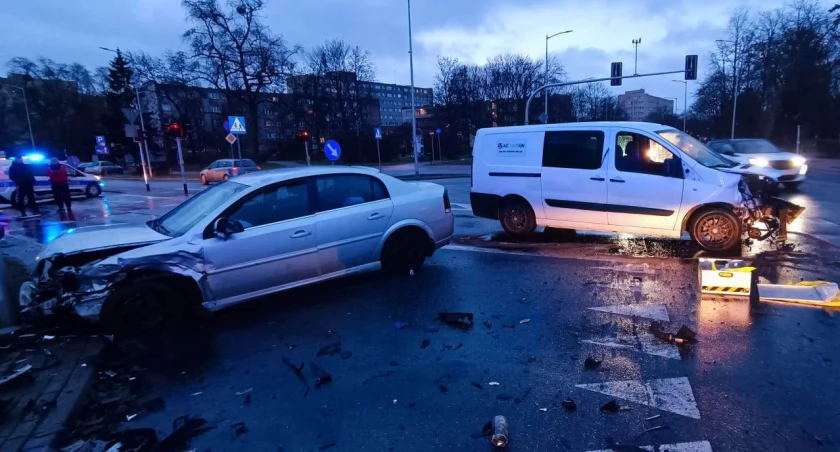 Wypadek na skrzyżowaniu ul.Łukasiewicza z ul.Tysiaclecia. 4 osoby w szpitalu [ZDJĘCIA]