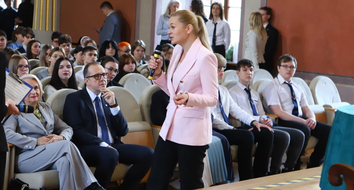 Zmiany w szkole. Barbara Nowacka mówiła o nich w Płocku. Odchudzona podstawa, podwyżki dla nauczycieli, więcej psychologów