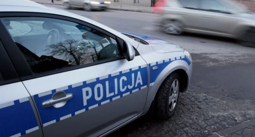 Policjant wyprzedzał radiowozem na przejściu. Na mandacie i  punktach karnych się nie skończyło