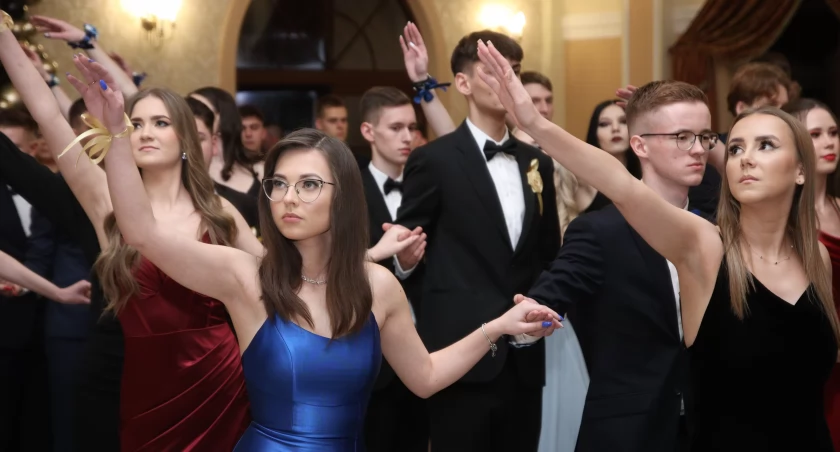 Tak bawią się maturzyści z Zespołu Szkół Centrum Edukacji! Kolejna studniówkowa noc za nami!