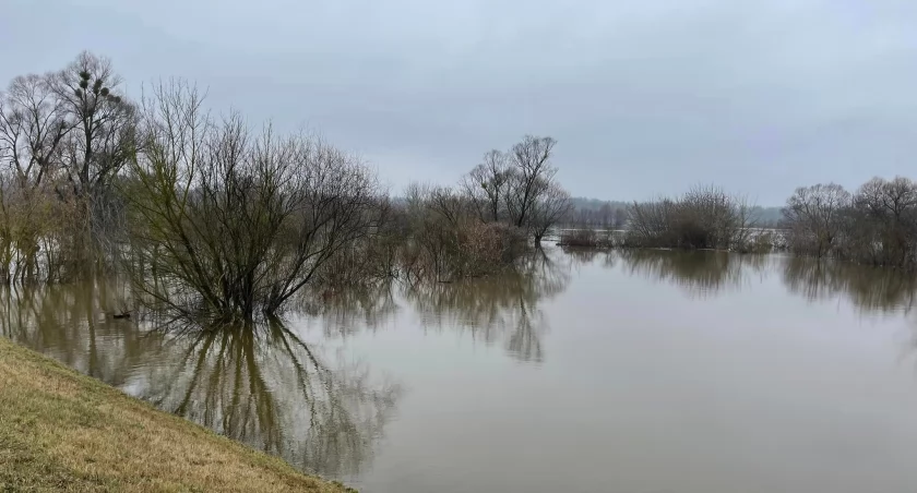 Wisła pod stałą kontrolą. Woda powoli opada, ale pogotowie nadal obowiązuje!