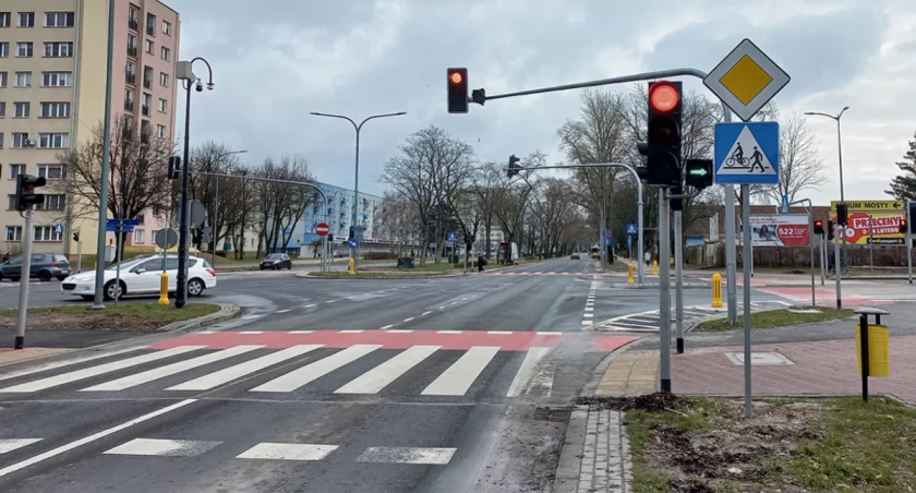 Kobylińskiego i Łukasiewicza. Zielone strzałki nie działają na skrzyżowaniu w Płocku