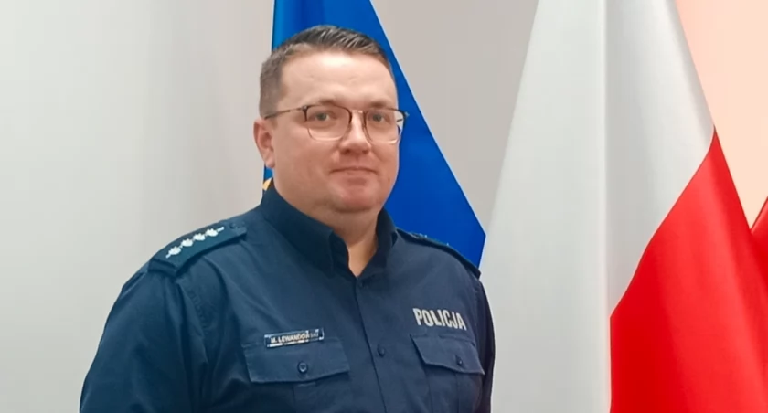 Pijany sprawca kolizji ledwo uszedł z życiem. Uratował go policjant