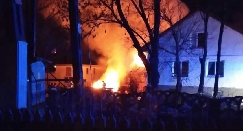 Pożar wybuchł w nocy w Wyszynie. Strażacy walczyli z ogniem 5 godzin 