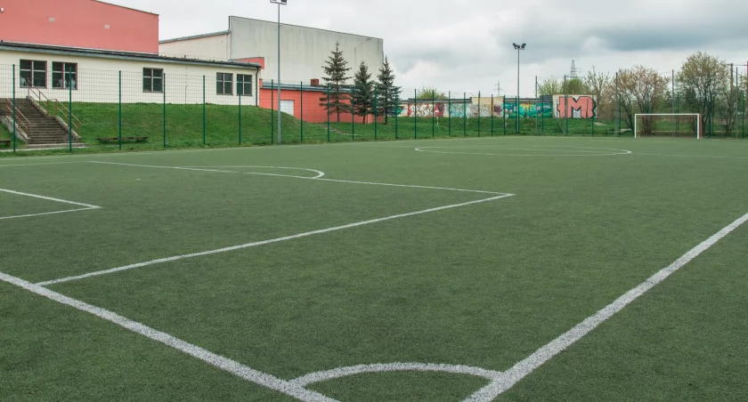 Po dwunastu latach czas na remont jednego z płockich boisk. Prace dofinansuje ministerstwo sportu