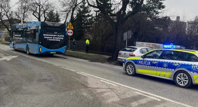 Wypadek z udziałem autobusu. Ciężko ranna kobieta trafiła do szpitala [ZDJĘCIA]