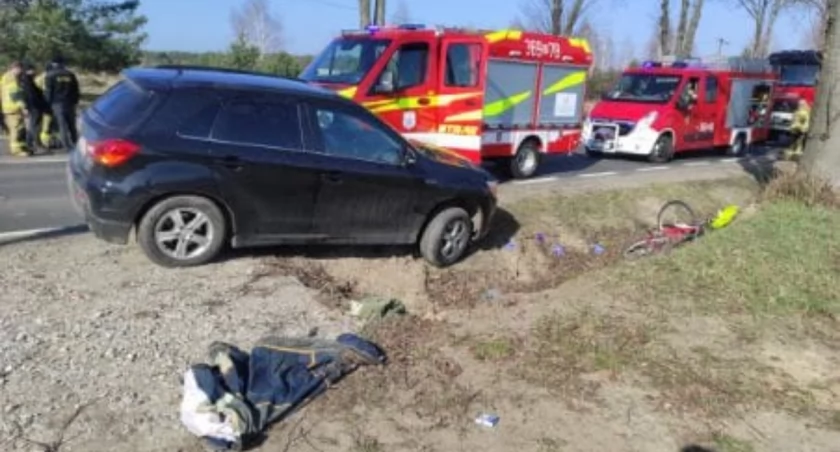 Wypadek w Górach Małych pod Płockiem. Ranny rowerzysta zabrany śmigłowcem LPR do szpitala 