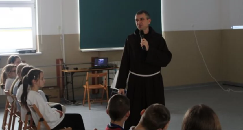 Życie i praca w Papui Nowej Gwinei. W SP w Szczawinie Kościelnym opowiedział o tym misjonarz