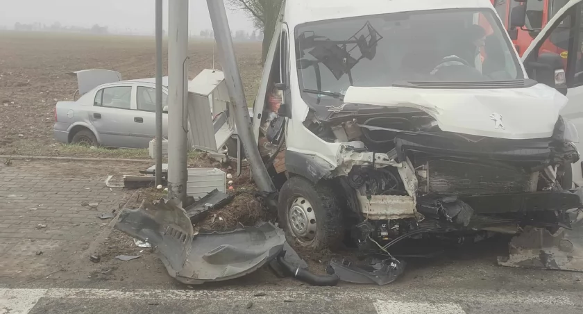 Pod Płockiem zderzenie busa z osobówką. Policja ostrzega przed utrudnieniami w ruchu