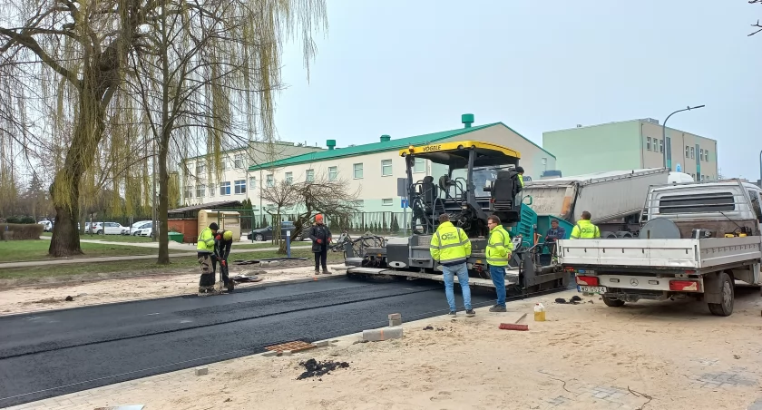 Płocczanie od miesięcy dopytują o zakończenie prac na tej ulicy. Drogowcy właśnie układają asfalt