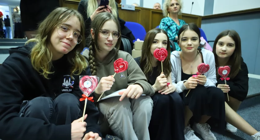 Podziękowania, dyplomy i lizaki.  Dla wolontariuszy WOŚP z Płocka