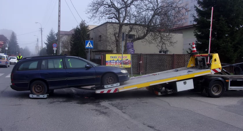 Zdezelowany opel zniknął z osiedla. Czwarty wrak wyeliminowany! 