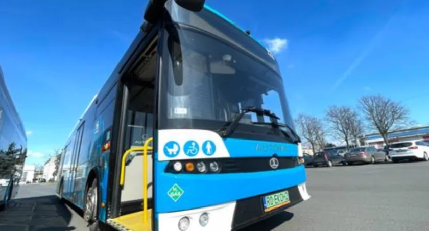 Kolejny autobus przechodzi testy na płockich ulicach. Przejazd nim jest bezpłatny