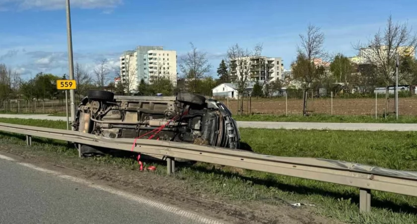 Dachowanie na rondzie Dzwon. Do godz. 19.00 mogą potrwać utrudnienia w ruchu