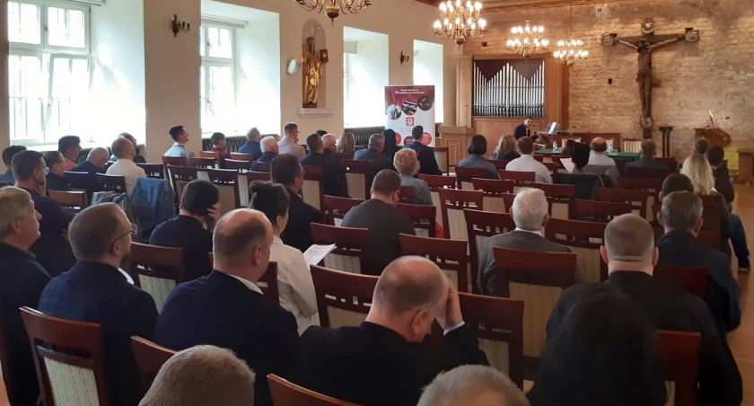 Czy w kościołach zabraknie organistów? Sztuczna konkurencja nie śpi! 