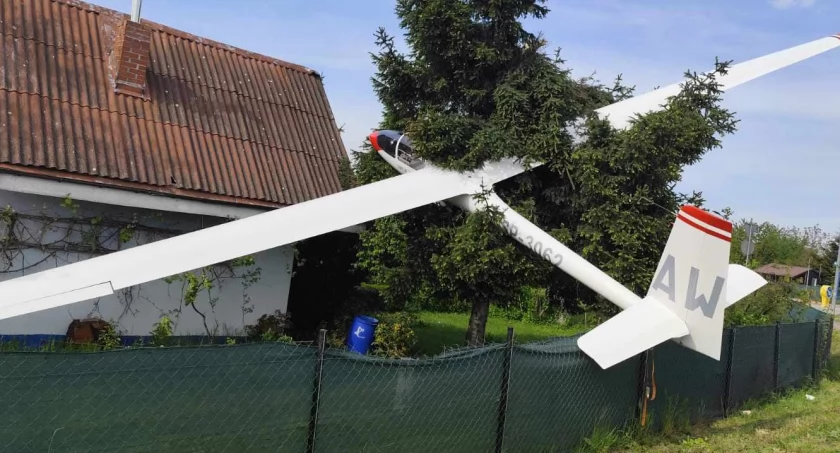 Płock. Szybowiec spadł na ogródki działkowe. Są utrudnienia w ruchu na ul. Bielskiej