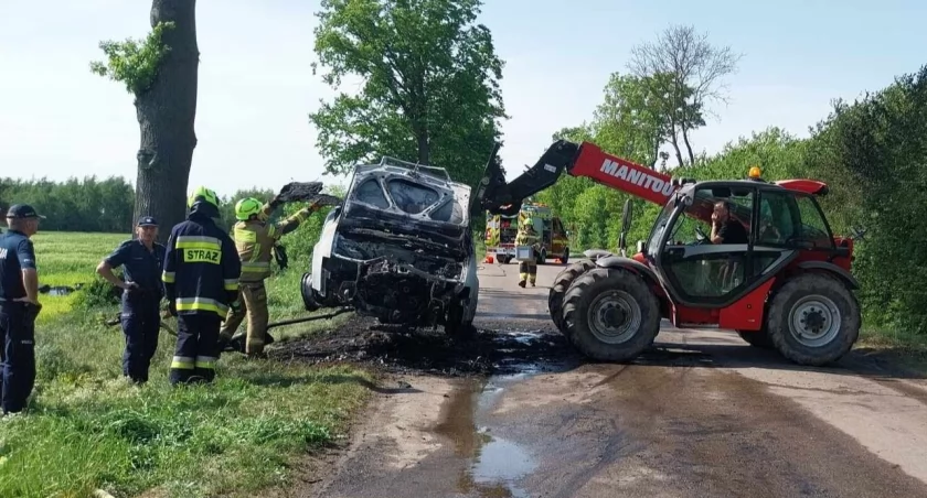 Samochód w ogniu. Popołudniowy powód problemów z przejazdem przez Kiełtyki [ZDJĘCIA]