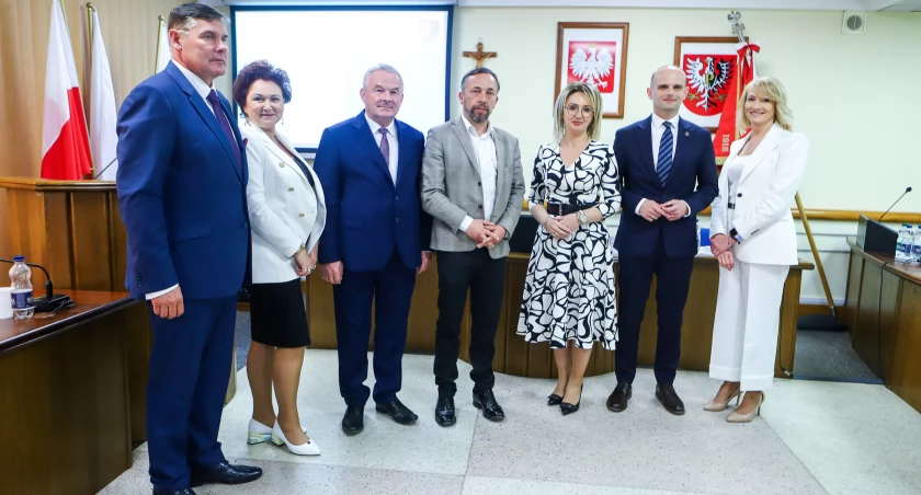 I Sesja Rady Powiatu kadencji 24-29. Władze Powiatu: Ziemkiewicz, Zawadzki, Piotrowski, Woja, Kowalak, Dąbrowski i Zawadka