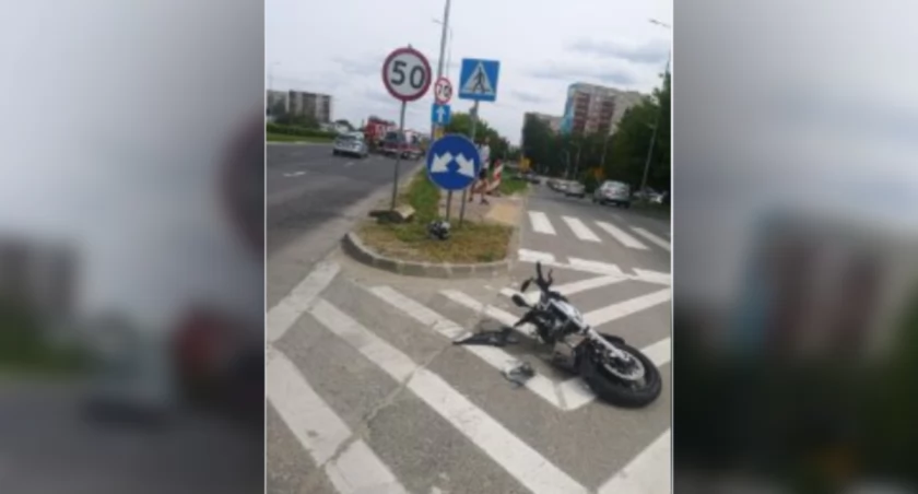 Wywrotka w Al. Piłsudskiego. Motocyklista trafił do szpitala