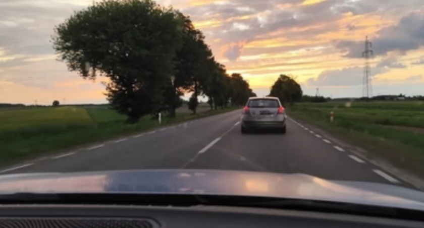 Szybki jak... fiat? Szaleńcza ucieczka 28-latka przed policyjnym pościgiem niedaleko Płocka [FILM]