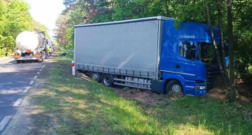 Zderzenie osobówki z ciężarówką w Cieślach. Utrudnienia na DK-62 do godz. 19.00