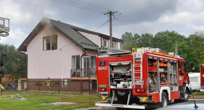 Pożar domu przy ul. Długiej w Łącku, powiat płocki