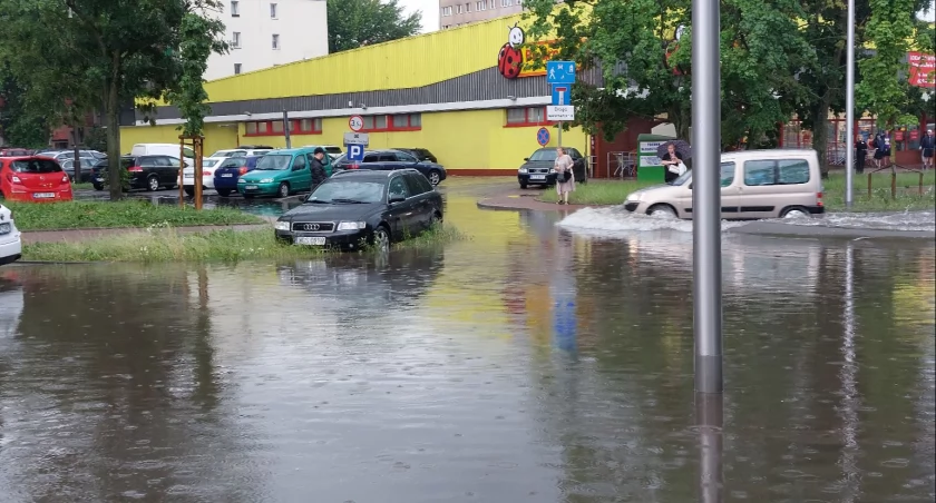Potop płocki? Rwące rzeki na ulicach i pomoc naszych czytelników. Dziękujemy!!! [ZDJĘCIA]