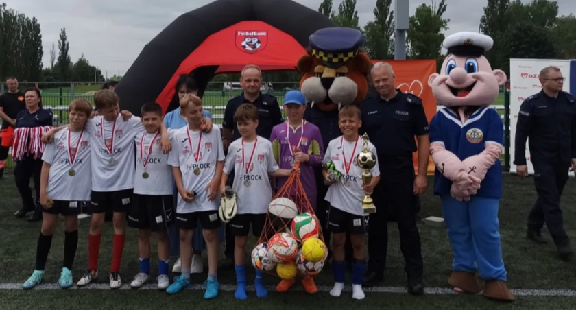 Jedenastka wygrała i zdobyła dwa puchary. Turniej podstawówek na stadionie Stoczniowca [ZDJĘCIA]
