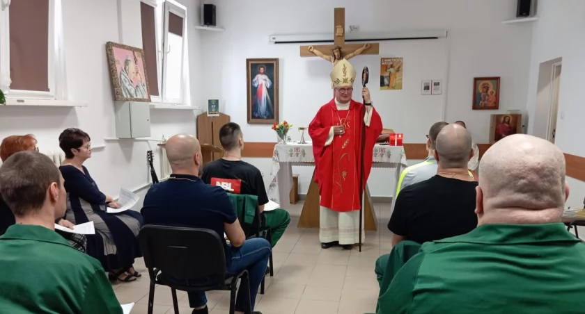 Biskup odwiedził dziś Zakład Karny w Płocku. 6 osadzonym udzielił sakramentu bierzmowania [ZDJĘCIA]