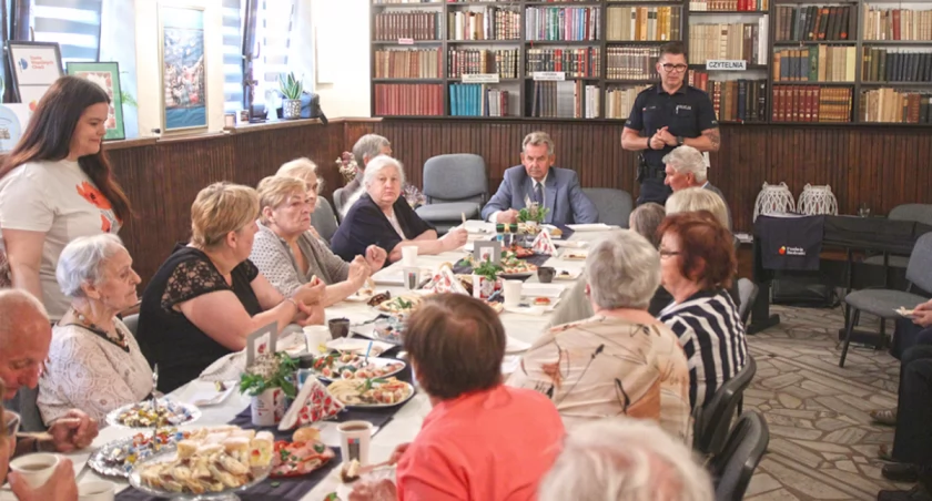 Jak nie dać się oszukać? KGW „Dobrzykowianki” zaprosiły seniorów na spotkanie z policjantem