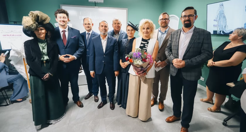 O czarno-białej modzie w sierpeckim Ratuszu.  Co damy nosiły pod sukniami?