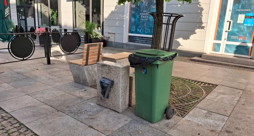 Kolejne zmiany na Tumskiej. Po siedziskach czas na śmietniczki
