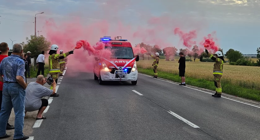 Były race, brama z lejącą się wodą i okolicznościowy tort! Tak OSP Goślice powitało swoje nowe auto [Zdjęcia]