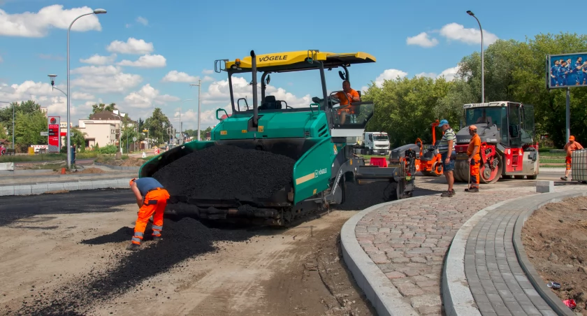 Jedna z płockich inwestycji zbliża się do końca. Trwa asfaltowanie ul. Chopina