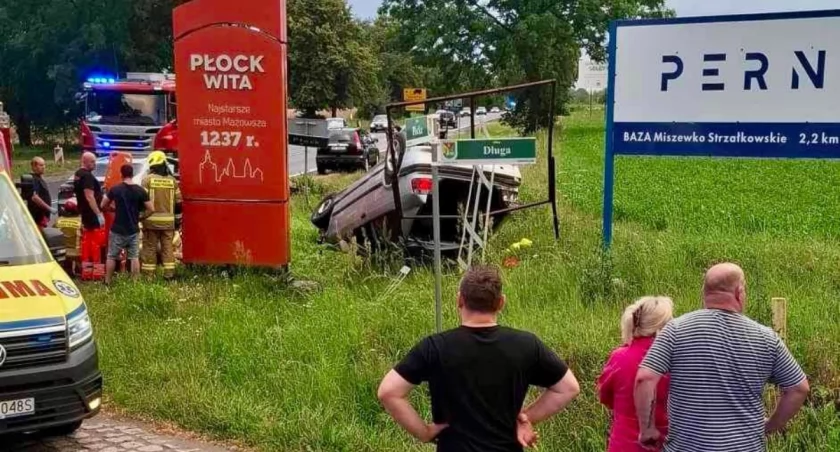 Dachowanie BMW. Sprawca - 21-latek bez uprawnień, pod wpływem alkoholu [ZDJĘCIA]
