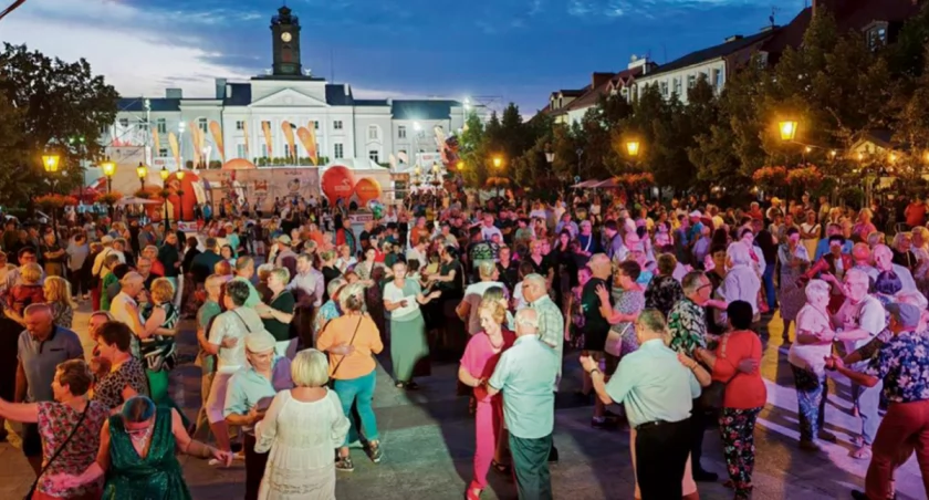 Ten zespół porywa tłumy na Starówce. I znów to zrobi! Płocczanie chcą tańczyć tango, walca, twista i fokstrota