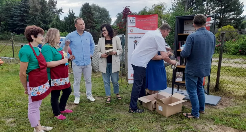 W Murzynowie stanęła plenerowa biblioteczka. Chcą promować czytelnictwo i łączyć pokolenia