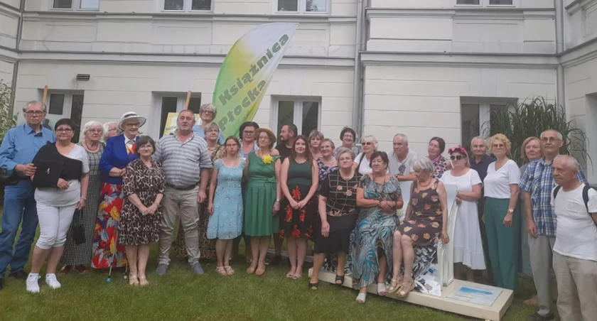 WładysŁawka Poetycka w ogrodzie Książnicy. Poeci i malarze na ławeczce