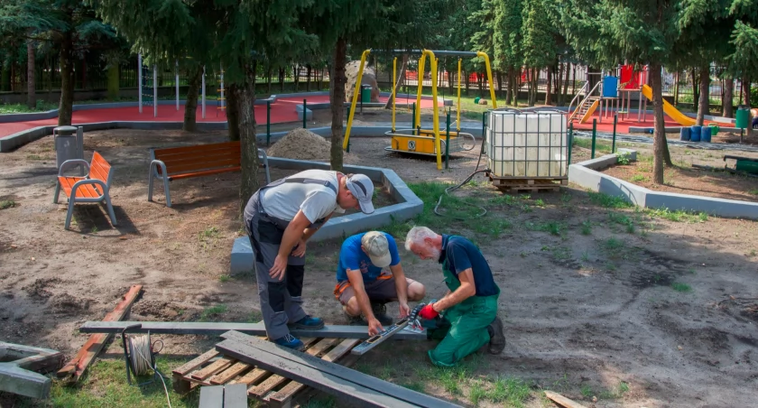 Trwa przebudowa placu zabaw w centrum Płocka
