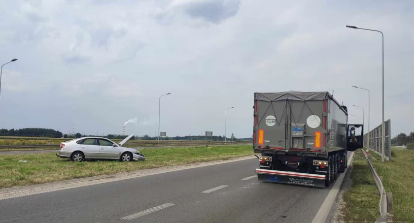 Płock - wypadek na obwodnicy. Kierowca ciężarówki nie ustąpił pierwszeństwa