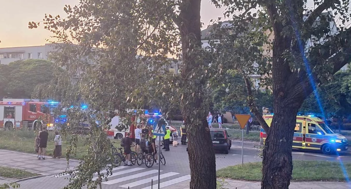Utrudnienia w ruchu w Al. Jana Pawła II. Samochód  osobowy zderzył się z motocyklem [ZDJĘCIA]